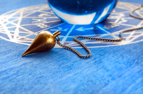 Pendeln - zwischen Wissen und Intuition: Foto: © Sonja_Birkelbach / AdobeStock / #47756492